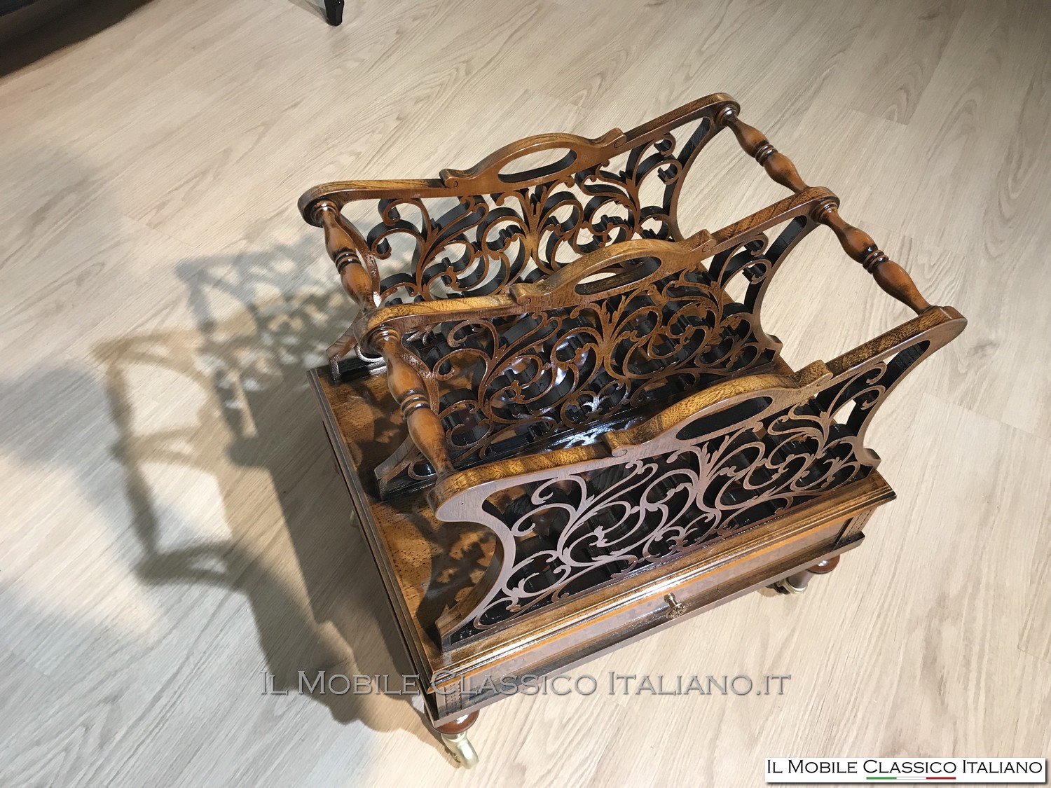 pORTARIVISTE IN STILE CLASSICO